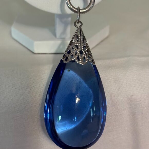 Beautiful Blue Color Pendant on a Silver Chain (31") for any occasion - Picture 2 of 15